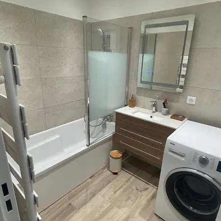 Apartmán Superbe 3 Pieces Epuree De 65 M2, Refait A Neuf, Dans Calme, Climatise, Place De Parking Privee, A 800 M De La Antibes