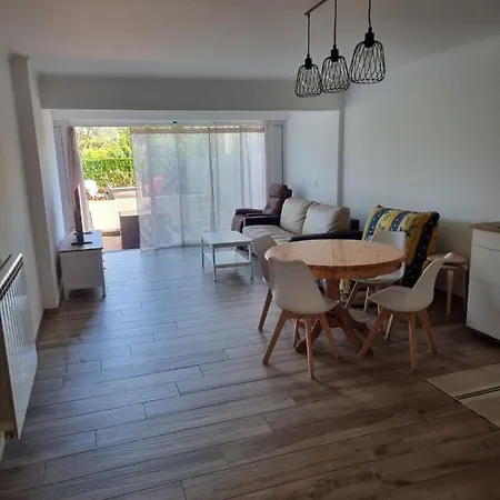 Superbe 3 Pièces épurée De 65 M2, Refait à Neuf, Dans Calme, Climatisé, Place De Parking Privée, à 800 M De La