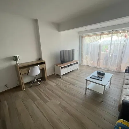 Superbe 3 Pièces épurée De 65 M2, Refait à Neuf, Dans Calme, Climatisé, Place De Parking Privée, à 800 M De La Apartamento