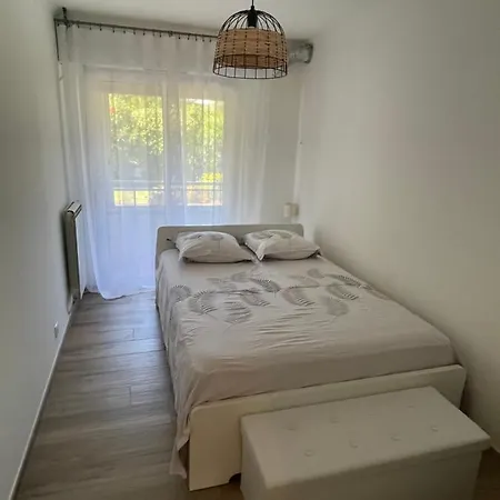 Superbe 3 Pièces épurée De 65 M2, Refait à Neuf, Dans Calme, Climatisé, Place De Parking Privée, à 800 M De La