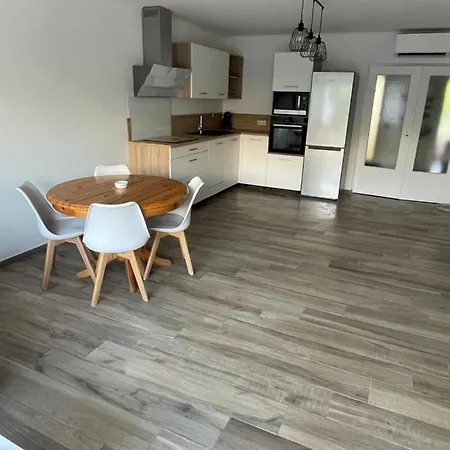 Apartamento Superbe 3 Pièces épurée De 65 M2, Refait à Neuf, Dans Calme, Climatisé, Place De Parking Privée, à 800 M De La *