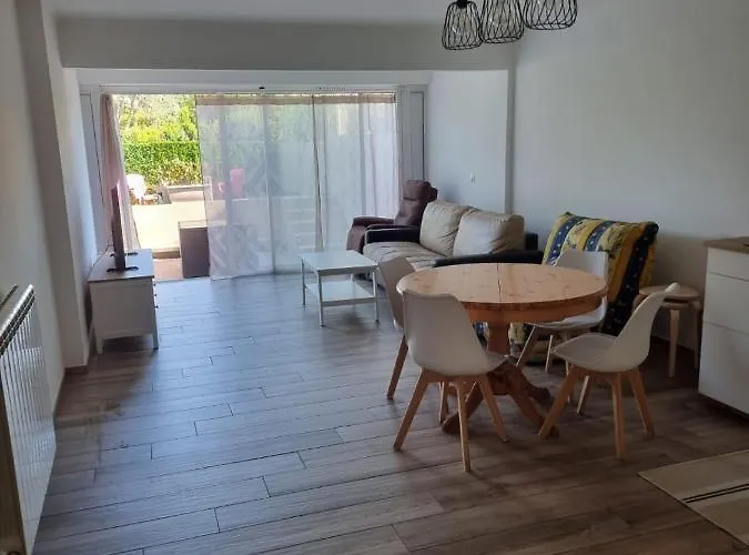 Superbe 3 Pièces épurée De 65 M2, Refait à Neuf, Dans Calme, Climatisé, Place De Parking Privée, à 800 M De La