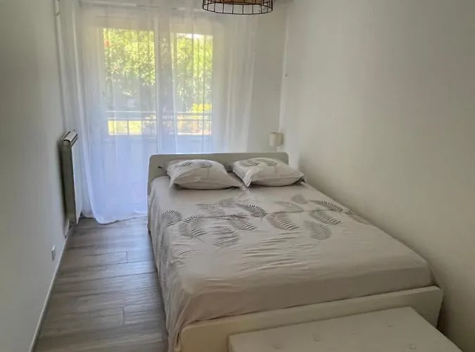 Superbe 3 Pièces épurée De 65 M2, Refait à Neuf, Dans Calme, Climatisé, Place De Parking Privée, à 800 M De La